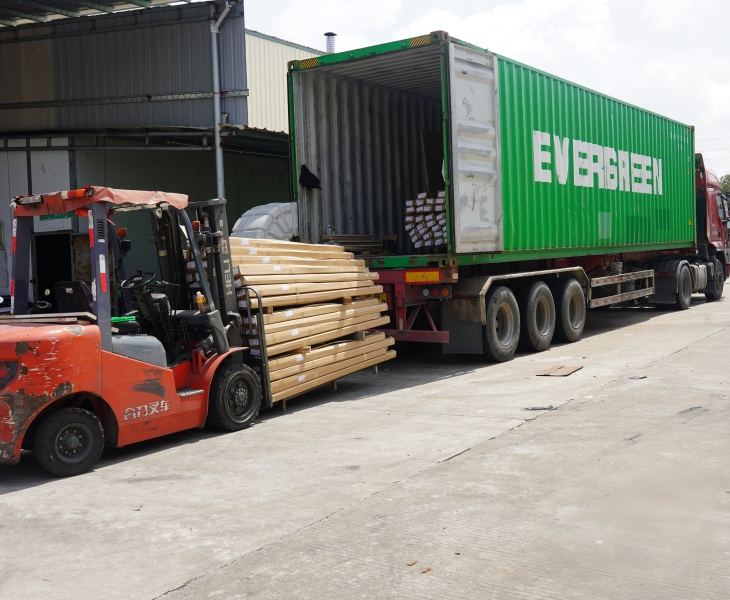slatted-door-container-loading